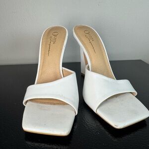 Olivia Ferguson Size 7 White Heels